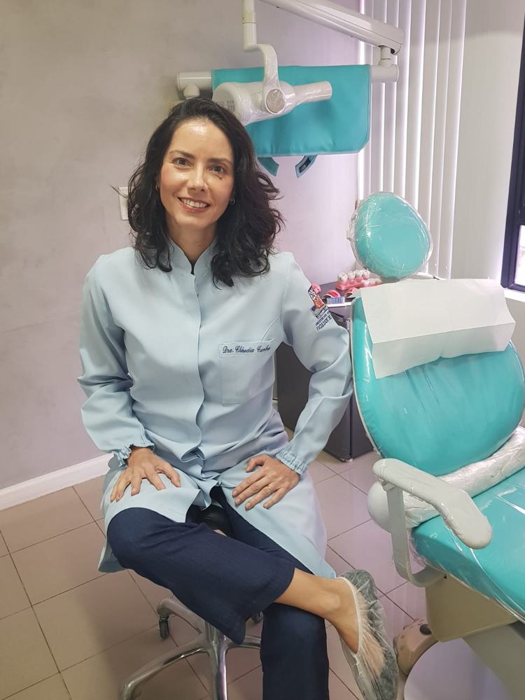 Dra. Cláudia Cunha, responsável técnica da Odontocare, no consultório